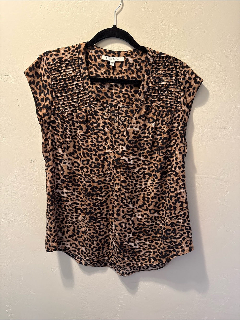 Black Rainn Leopard Print Cap Sleeve Blouse in leopard print